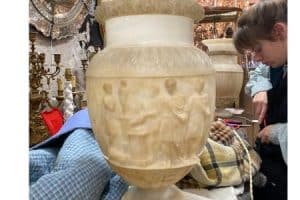paire de vase en albâtre à décor romain